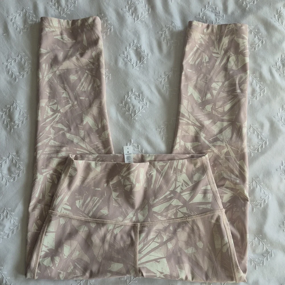 Lululemon Wunder Under Crop (High Rise 21") In Shadow Leaf Light Ivory Size 4 - Picture 3 of 6